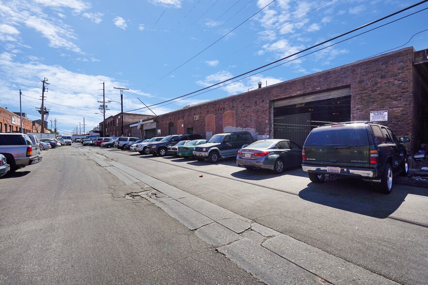 More Photos Of 710-734 E 62nd St, Los Angeles Warehouse For Lease