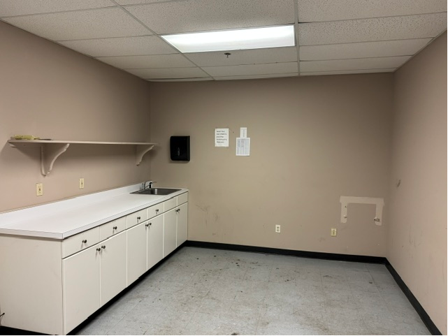 More Photos Of 5 Johnson Dr, Raritan Warehouse For Lease