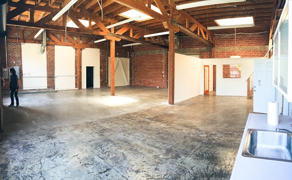 More Photos Of 2295 San Pablo Ave, Berkeley Showroom For Lease