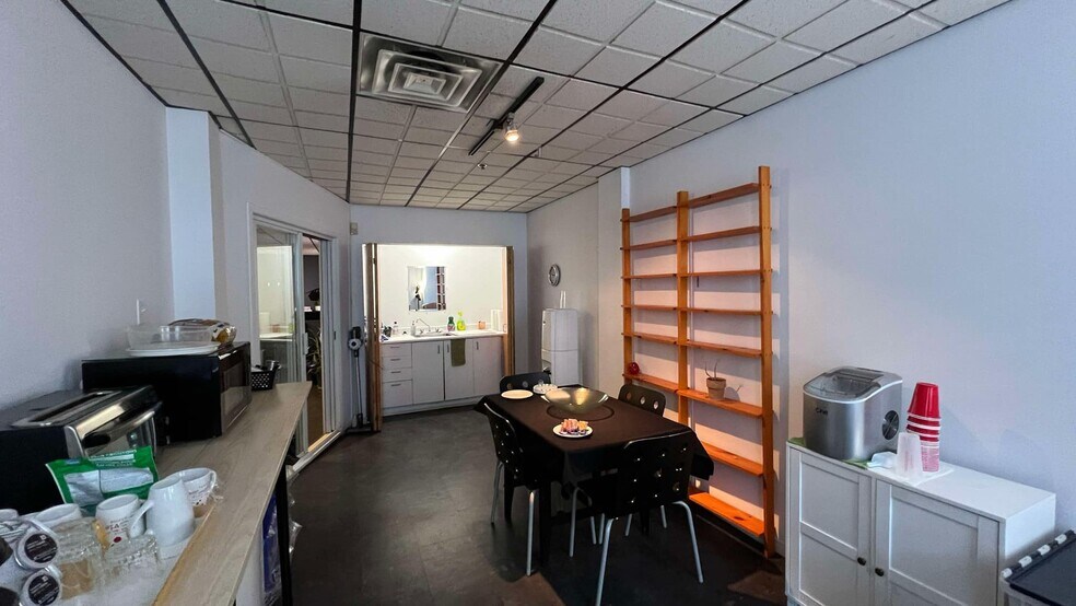 More Photos Of 2251 Av Papineau, Montréal Light Distribution For Lease