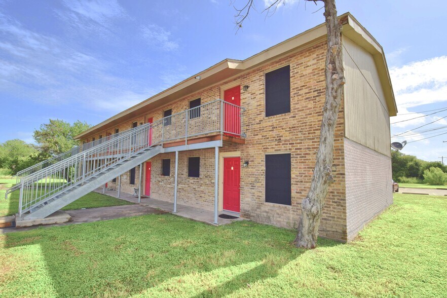 More Photos Of 303-511 E Reagan Rd, Beeville Multifamily For Sale