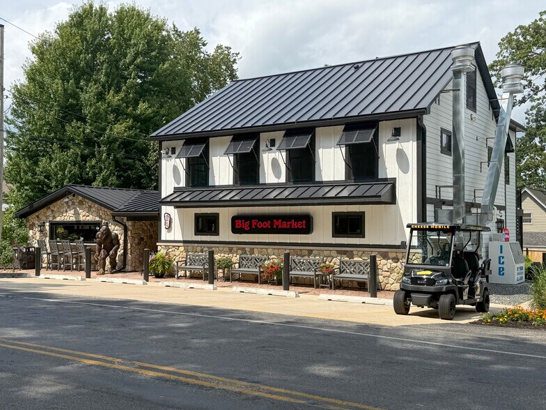 Primary Photo Of W4724 S Lakeshore Dr, Fontana-on-Geneva Lake Storefront For Sale