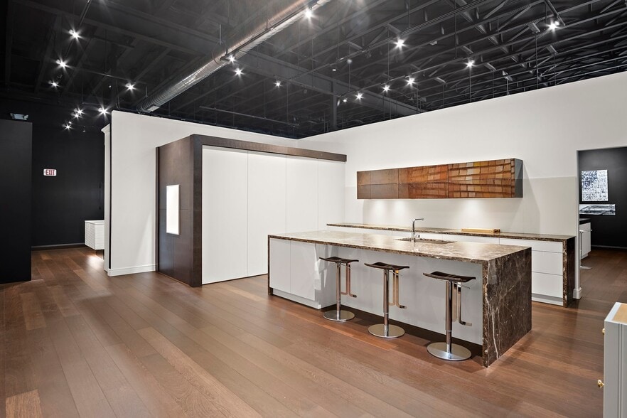 More Photos Of 47 Newbury St, Peabody Freestanding For Lease