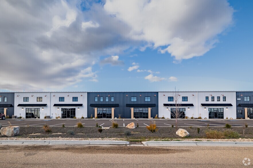 More Photos Of 21863 Thorsten Ave @ Middleton, Middleton Warehouse For Lease