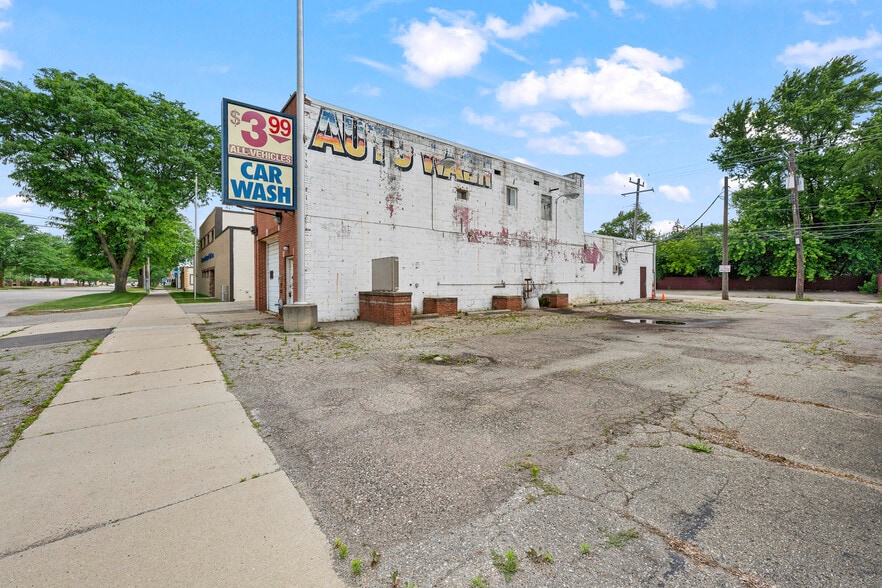 More Photos Of 25120 5 Mile Rd, Redford Self Storage For Sale