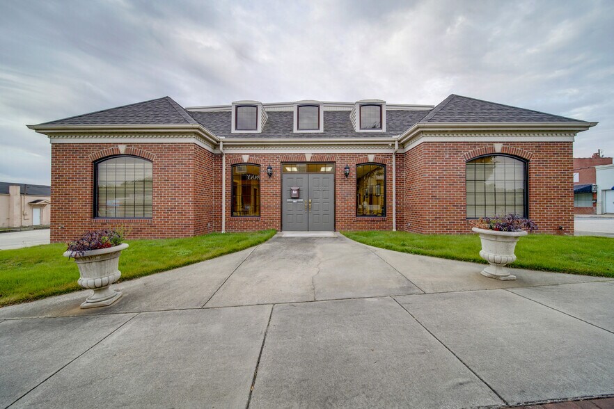 Primary Photo Of 322 S Main St, Lancaster Medical For Sale