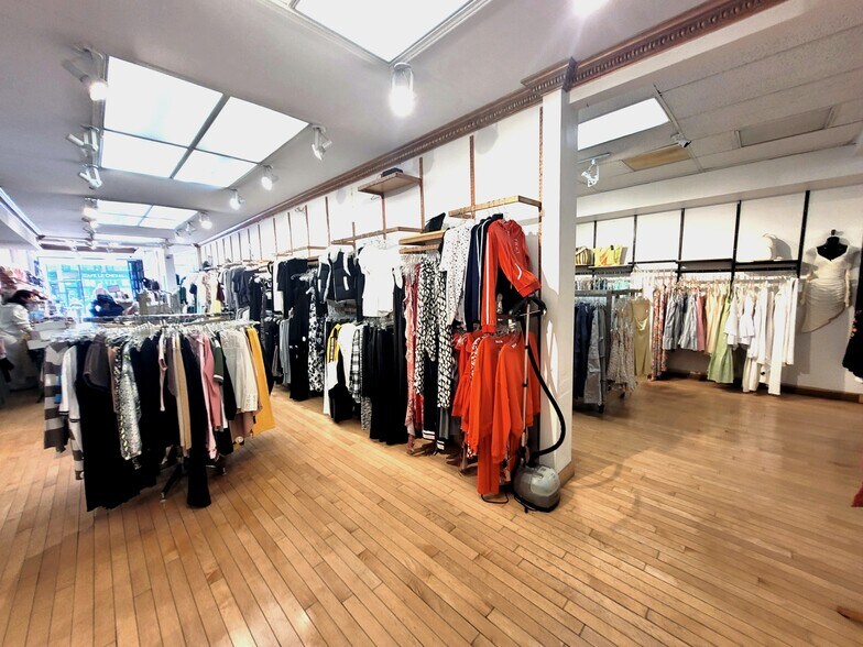 More Photos Of 5325 Ch. Queen Mary, Montréal General Retail For Lease