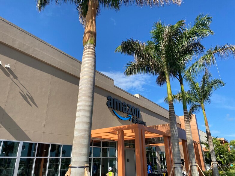 More Photos Of 9960 Business Cir, Naples Unknown For Lease