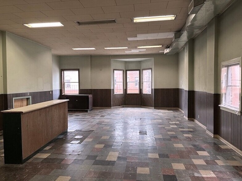 More Photos Of 117 N Main St, Crystal Lake General Retail For Sale