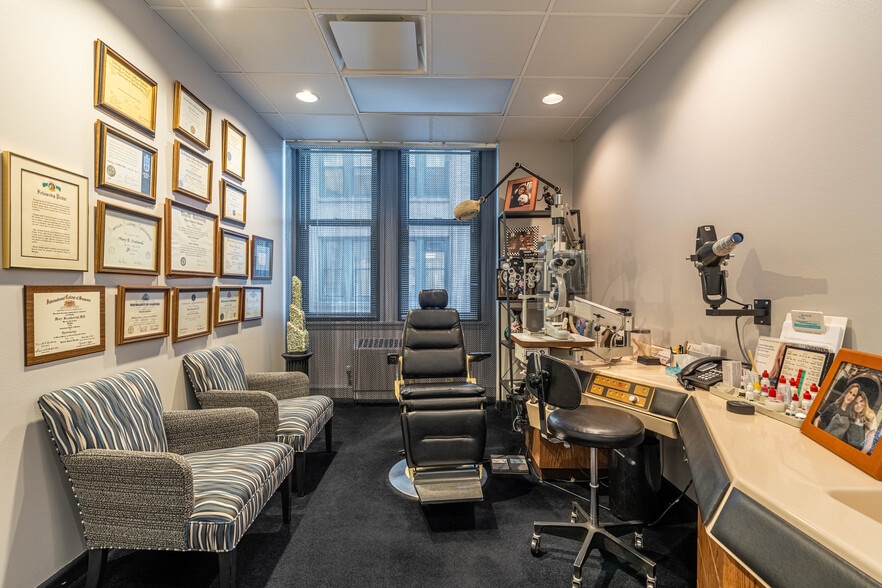 More Photos Of 111 N Wabash Ave, Chicago Office For Sale