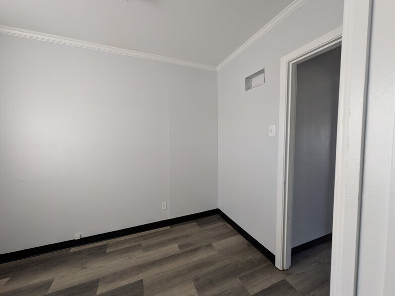 More Photos Of 1434-1436 Chambers Rd, Saint Louis Veterinarian Kennel For Sale