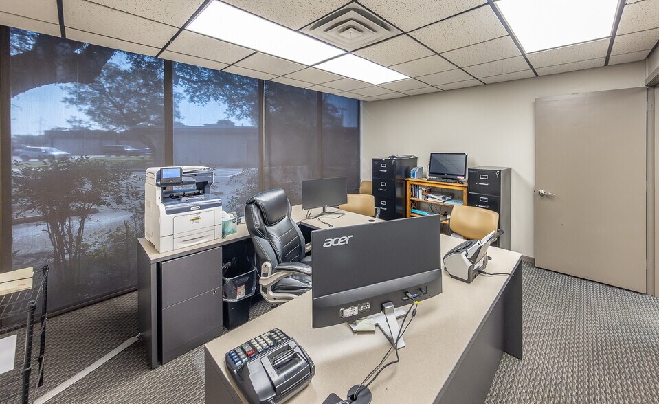 More Photos Of 2599 74th St, Lubbock Office For Sale