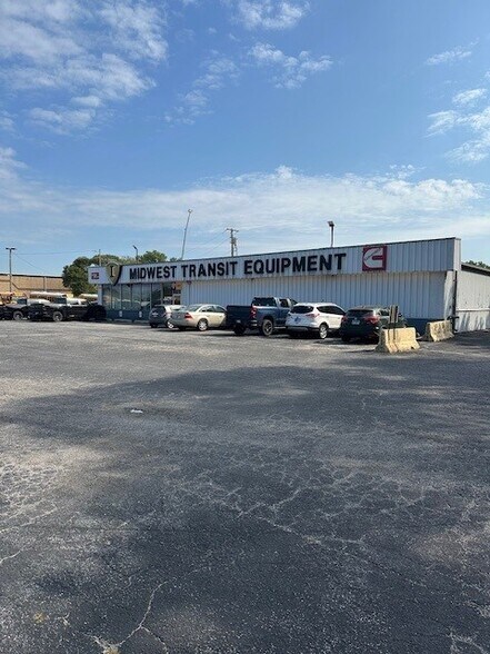 More Photos Of 16725 Van Dam Rd, South Holland Auto Repair For Lease