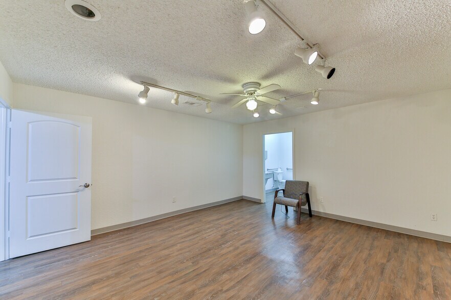 More Photos Of 423 S 8th St, La Porte Distribution For Lease