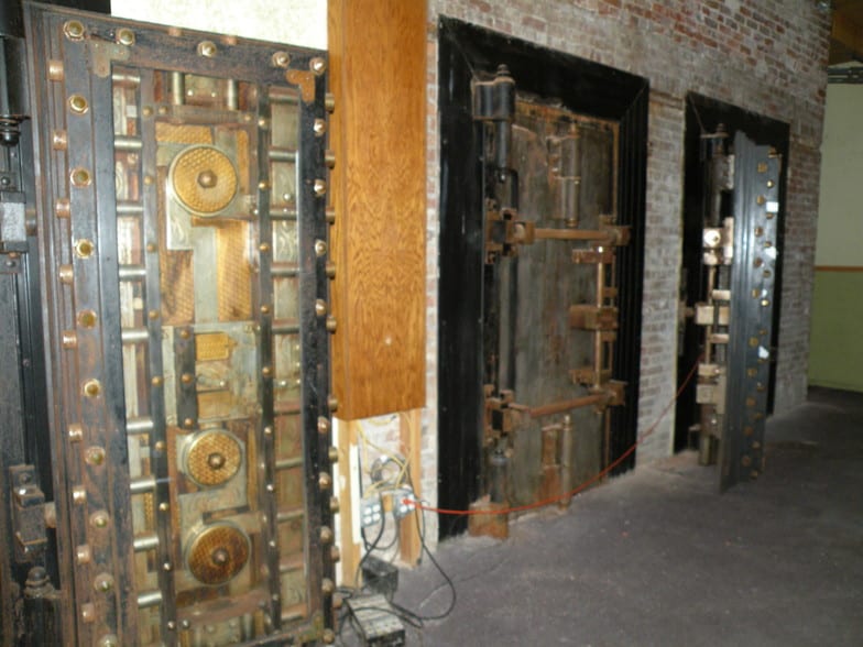 More Photos Of 226-228 5th Ave S, Clinton Bar For Sale