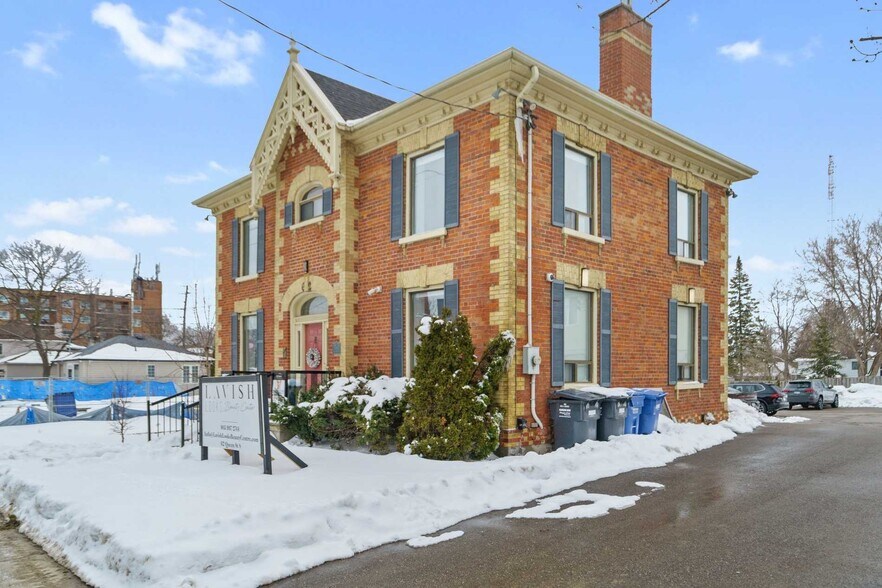 More Photos Of 62 Queen St S, Mississauga Freestanding For Lease