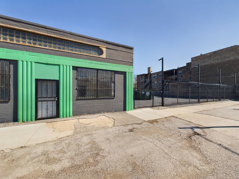 More Photos Of 6743-6753 S Western Ave, Chicago Auto Dealership For Lease
