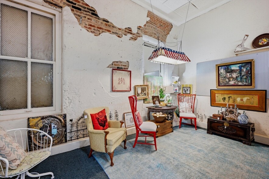 More Photos Of 321 N Main St, Bonham General Retail For Sale