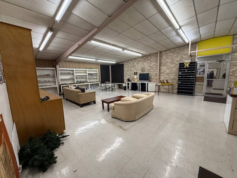 More Photos Of 306 N Wells St, Edna Office For Sale