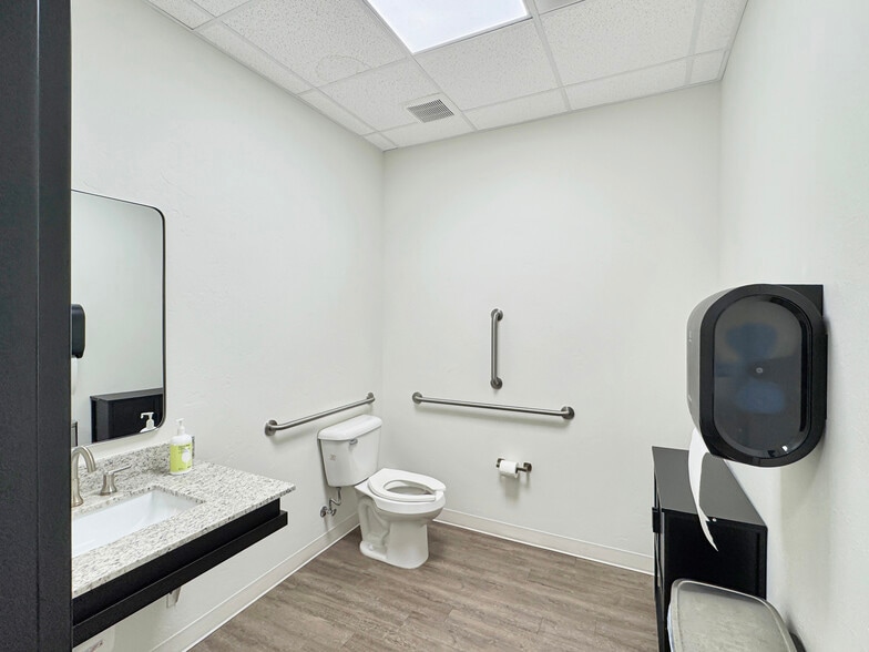 More Photos Of 901 E Main St, Yukon General Retail For Lease