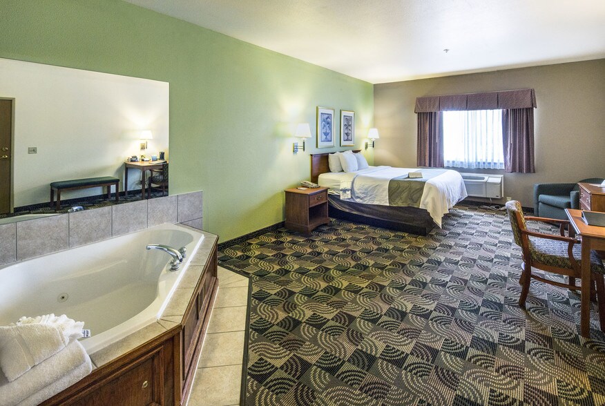 More Photos Of 120 Lindsey Dr, Hannibal Hotel For Sale