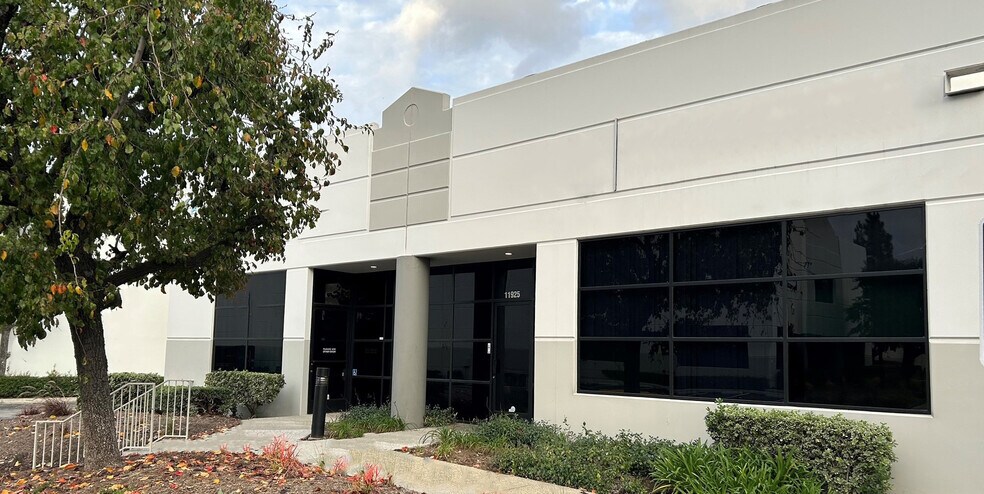 Primary Photo Of 11925-11933 Los Nietos Rd, Santa Fe Springs Manufacturing For Lease