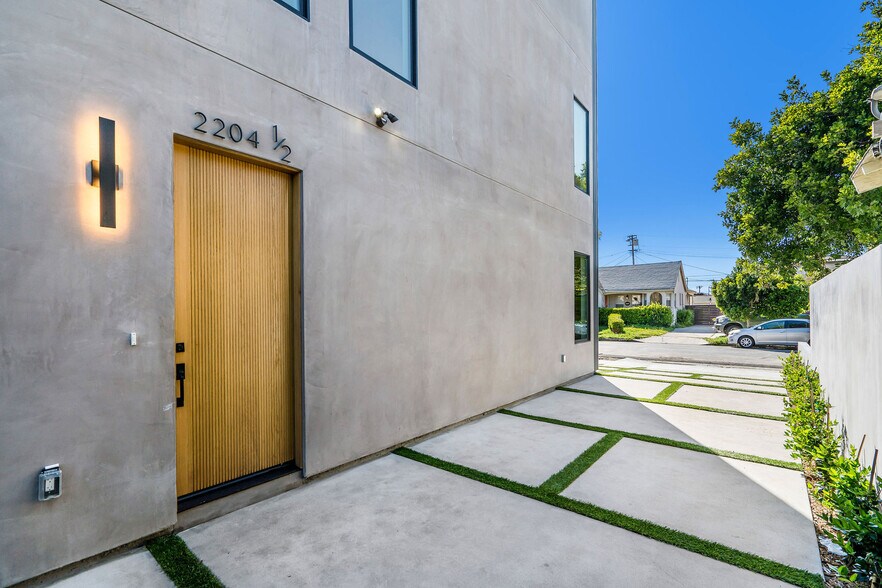 More Photos Of 2204 Carmona Ave, Los Angeles Apartments For Sale