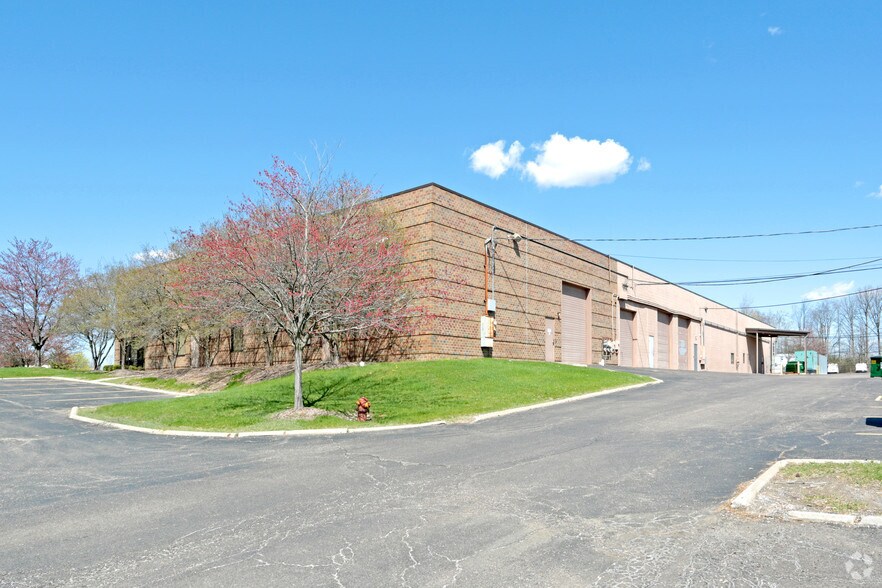 More Photos Of 37840-37890 Interchange Drive, Farmington Hills Research And Development For Lease