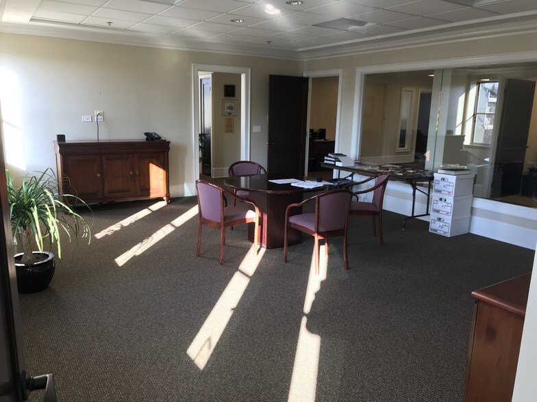 More Photos Of 1 Walker Ave, Clarendon Hills Office For Lease