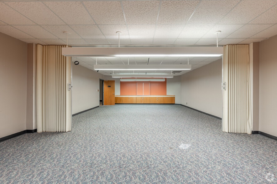 More Photos Of 325 S Fairground St, Marietta Office For Sale