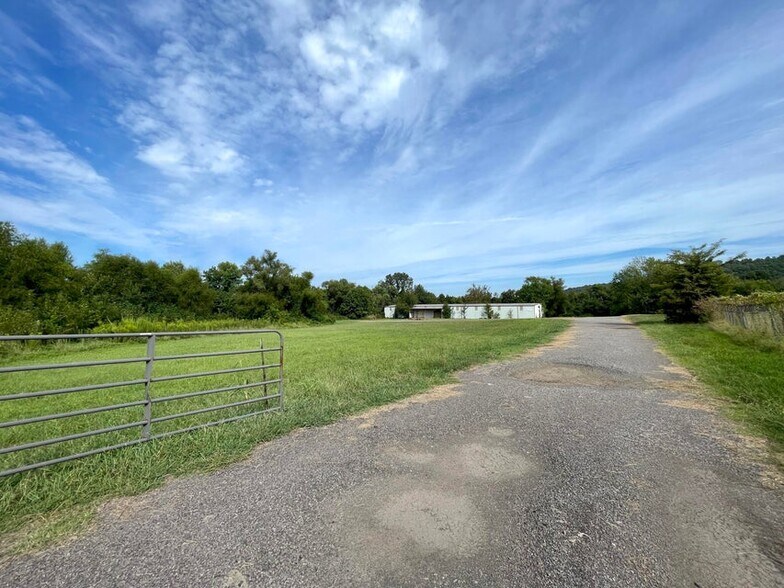 More Photos Of 40 Bradley Cove rd, Russellville Flex For Sale