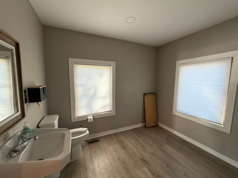 More Photos Of 105 W Vine St, Yutan General Retail For Sale