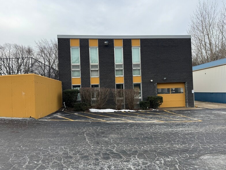 More Photos Of 4 Bonnie Ln, Yorkville Office For Sale