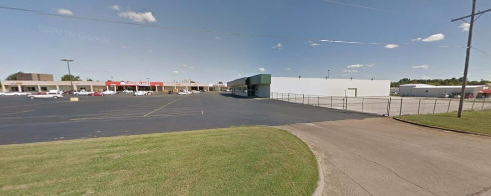 More Photos Of 2110 Broadway Ave, Parsons Freestanding For Lease