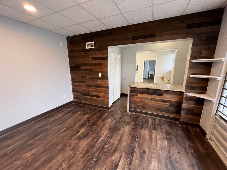 More Photos Of 8610 N Suwanee Ave, Tampa General Retail For Sale