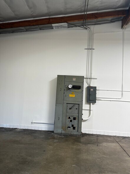 More Photos Of 1420 W Rosecrans Ave, Gardena Service For Lease