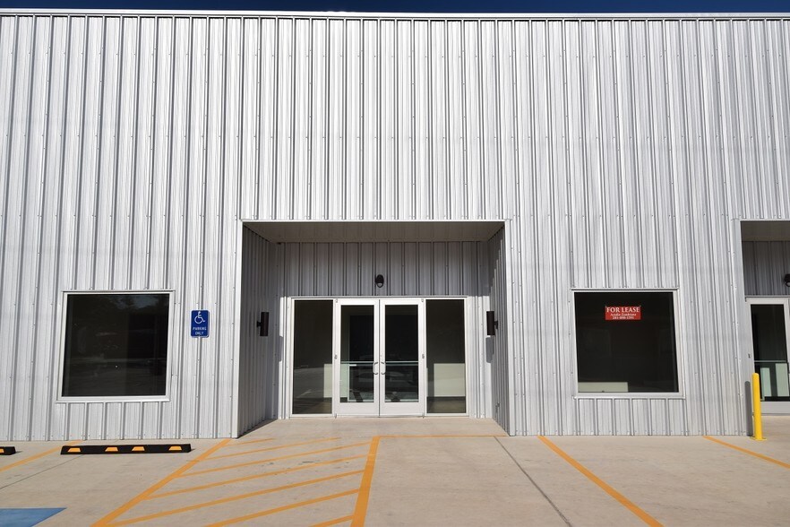 More Photos Of 7515 Oak Bluff Dr, Magnolia Office For Lease