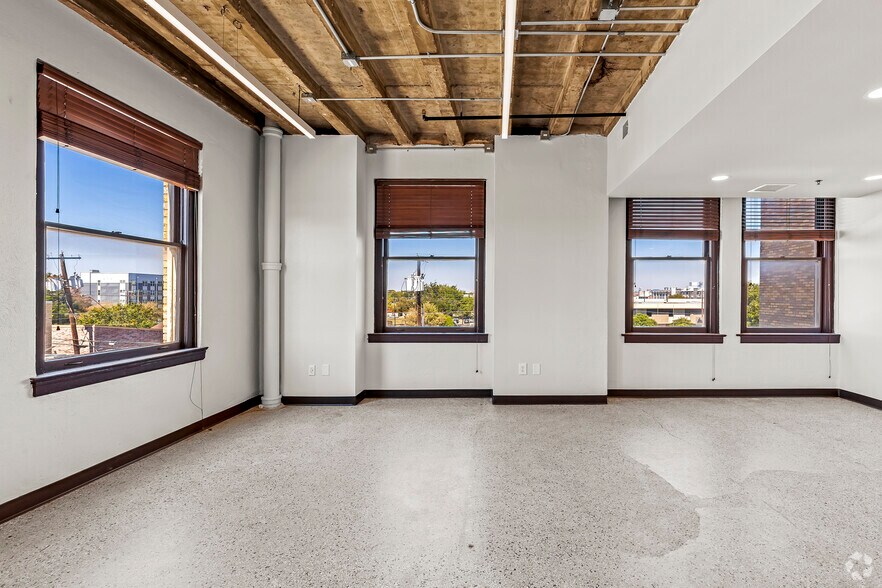 More Photos Of 351 W Jefferson Blvd, Dallas Office For Lease