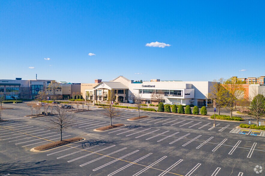 More Photos Of 11800 W Broad St, Henrico Department Store For Lease