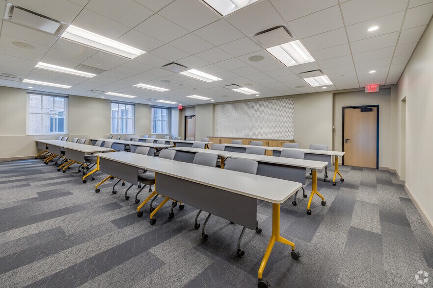 More Photos Of 320 S Boston Ave, Tulsa Office For Sale