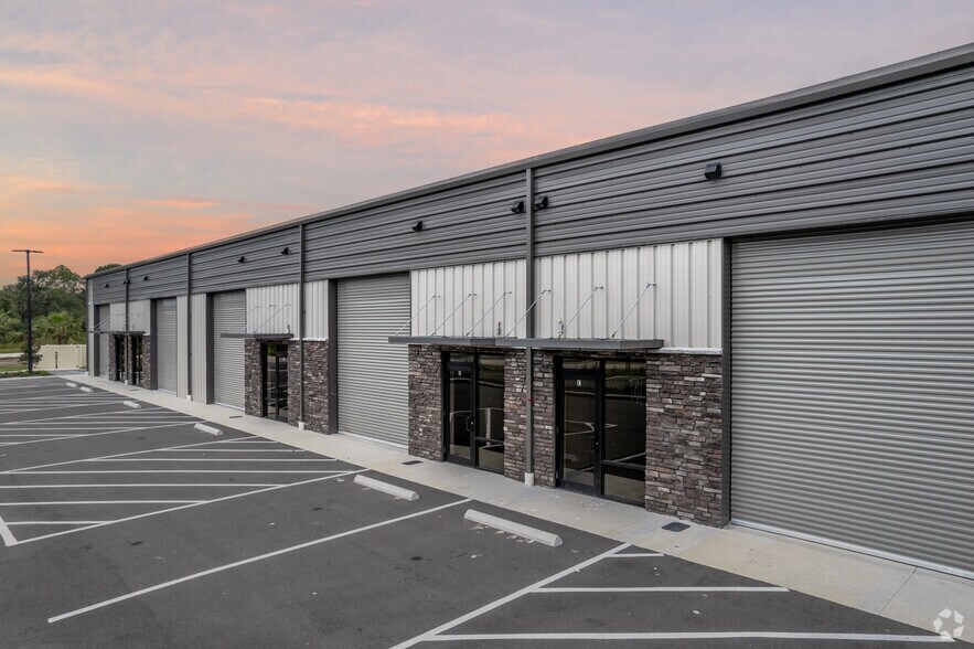 More Photos Of 1802 Corporate Center Ln, Plant City Light Distribution For Lease