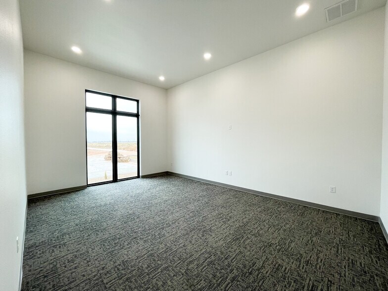 More Photos Of 6905 Alcove Ave, Lubbock Office For Sale