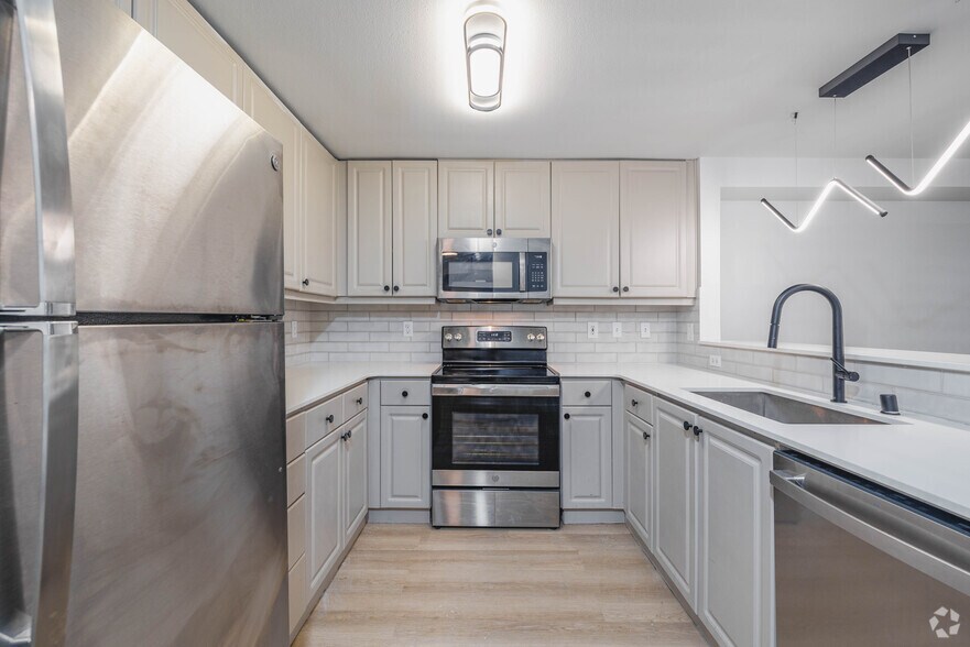 More Photos Of 4719 15th Ave NE, Seattle Apartments For Sale