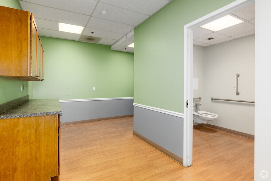 More Photos Of 680 Broadway, Paterson Unknown For Lease