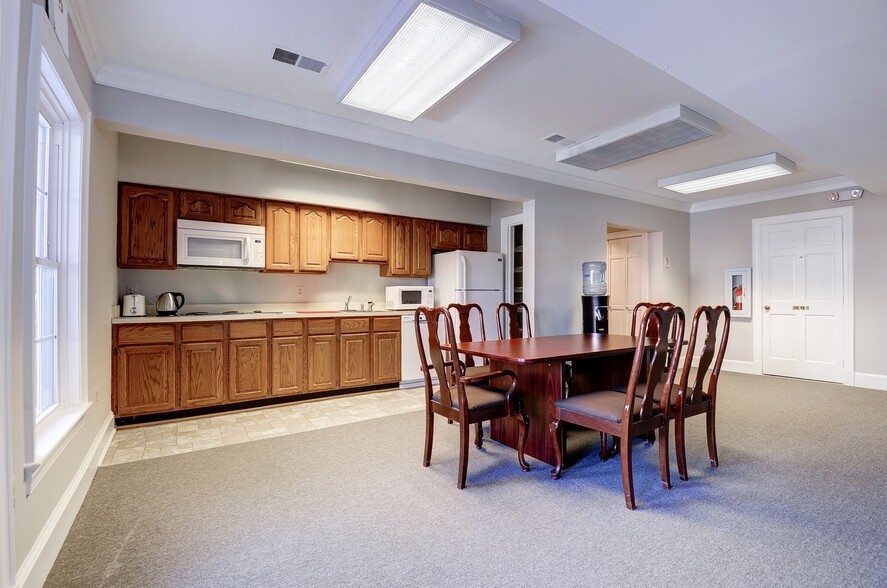 More Photos Of 13000 Harbor Dr, Woodbridge Office For Lease