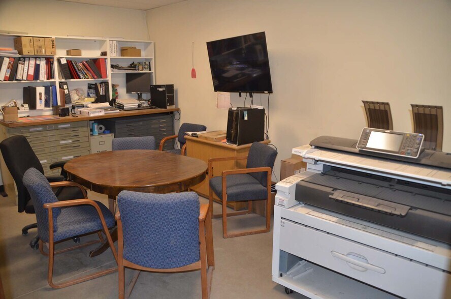 More Photos Of 112 Southwest Dr, Cheyenne Flex For Lease