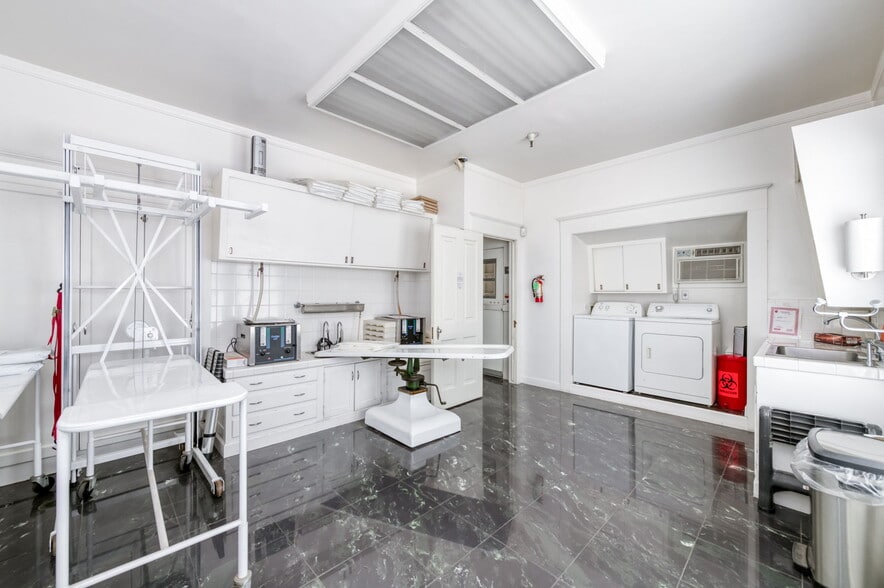 More Photos Of 916 E Divisadero St, Fresno Funeral Home For Sale