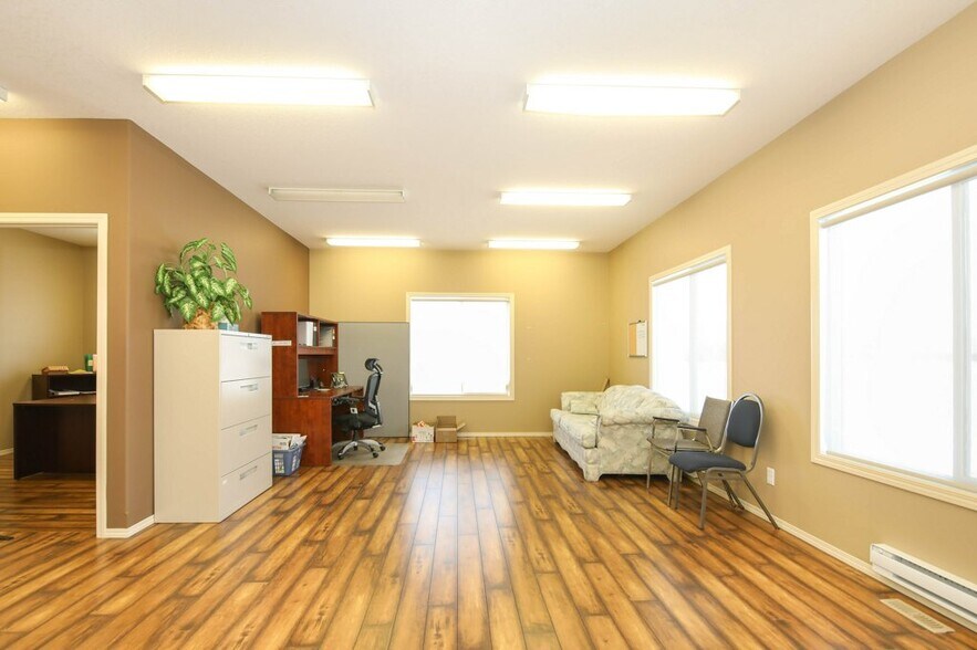 More Photos Of 5209 49A Ave, Bentley Office For Sale