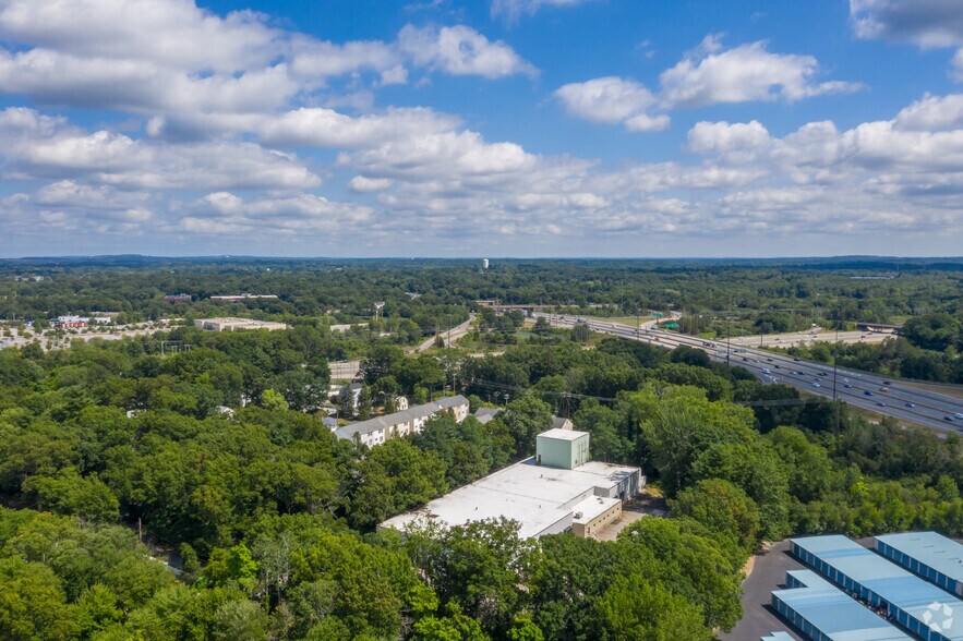 More Photos Of 33 Glen Ave, Chelmsford Warehouse For Lease