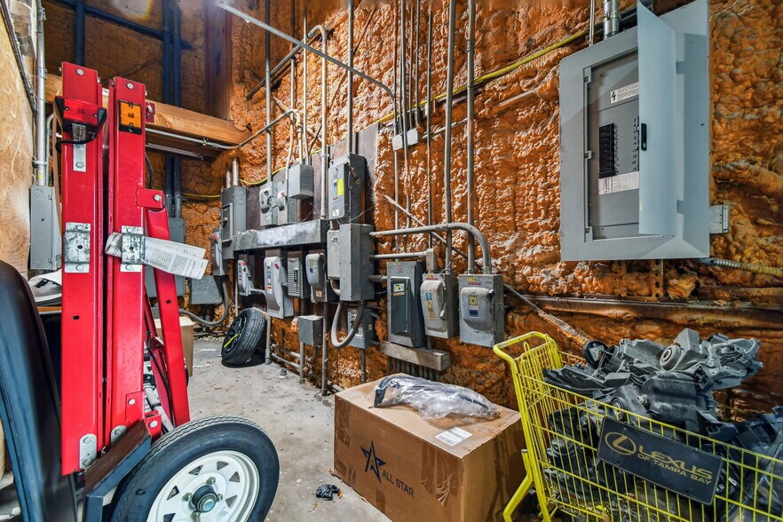 More Photos Of 4811 W Sligh Ave, Tampa Warehouse For Lease